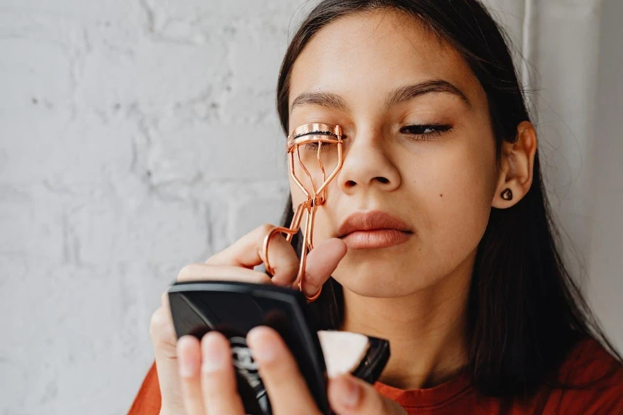 Wanita mencoba untuk menghapus ekstensi bulu matanya