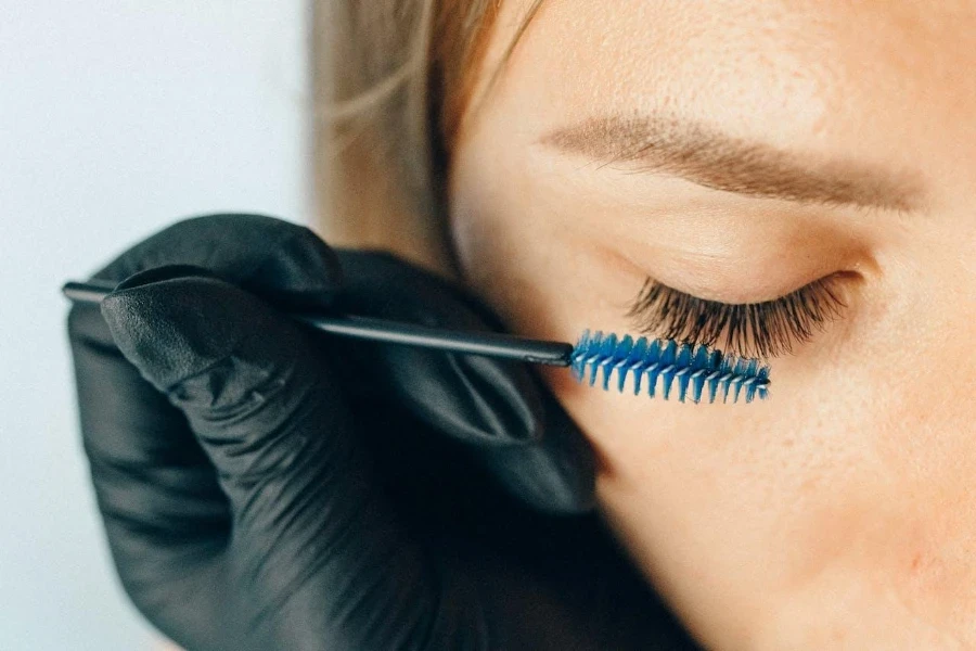 Señora preparándose para sus extensiones de pestañas