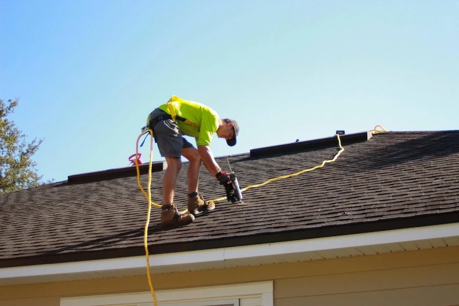 Roofer che lavora all'installazione