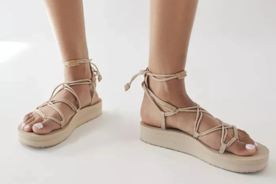 strappy flatform