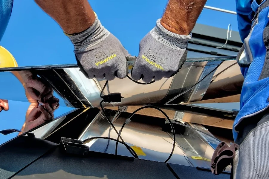 Deux hommes installant un panneau solaire