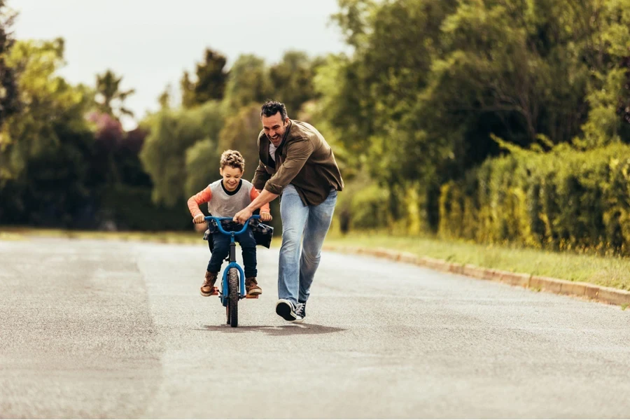 Vater unterrichtet seinen Sohn