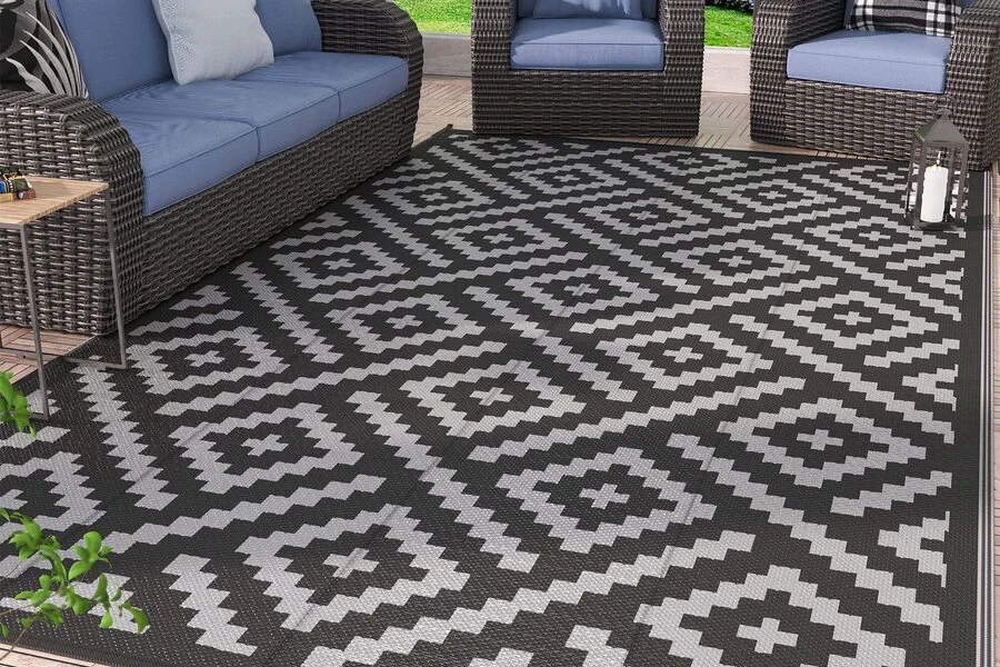 Tappeto indoor-outdoor disegnato con motivi geometrici classici