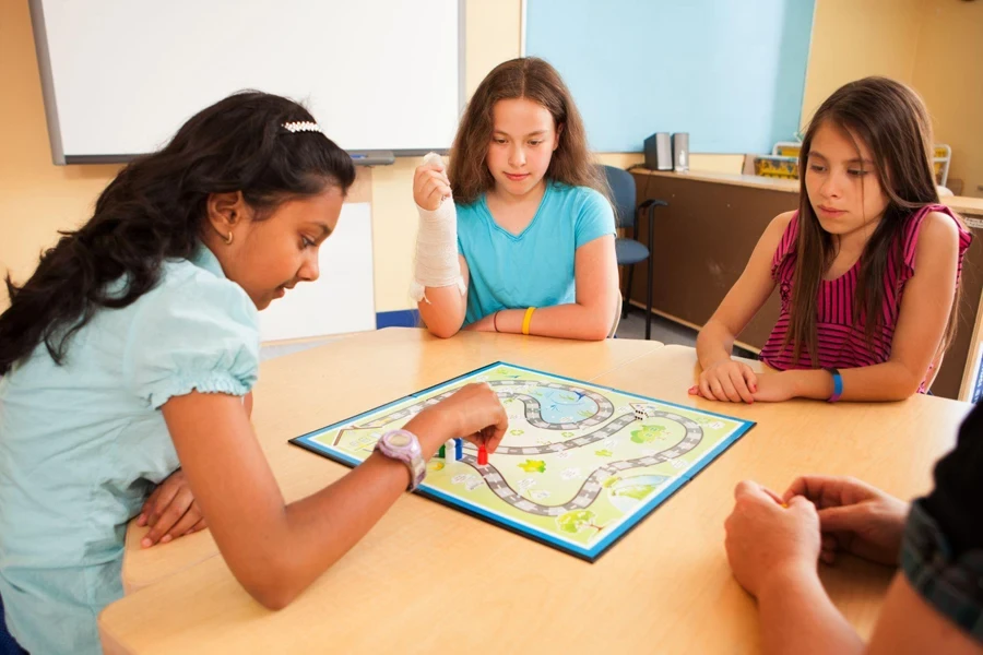 Los estudiantes están jugando un juego educativo en el aula.