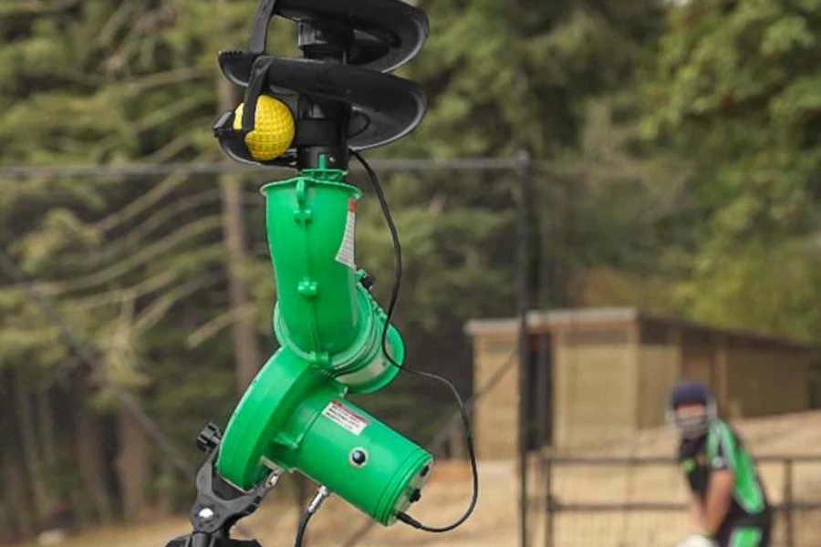 Una máquina de bolos verde y negra con una bola.