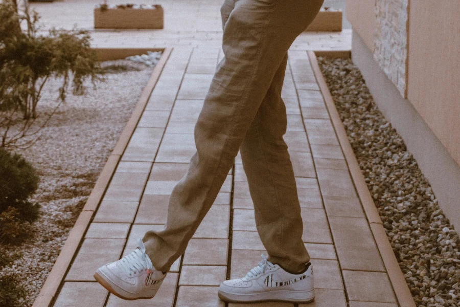 Un hombre vestido con pantalones chinos.