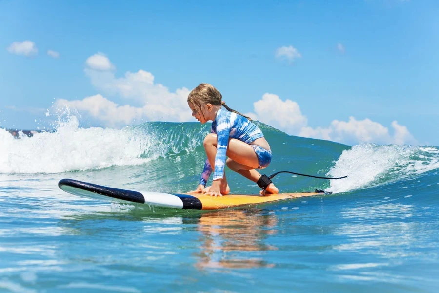 un jeune surfeur