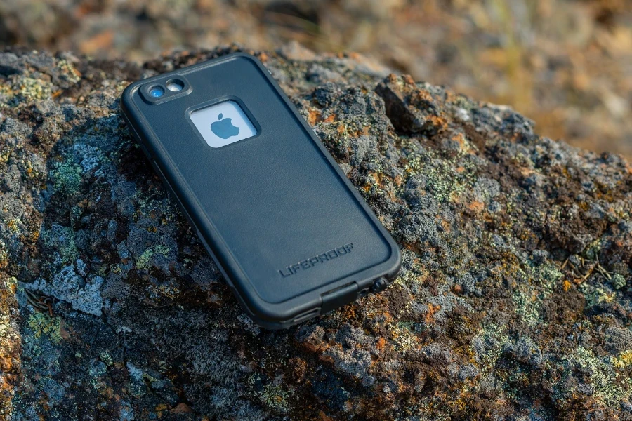 Custodia Lifeproof nera appoggiata su una roccia