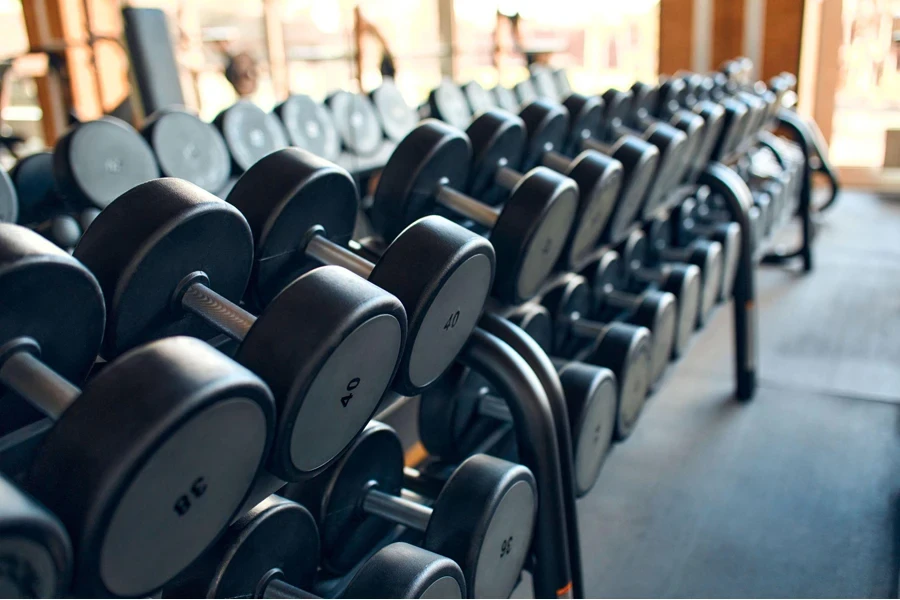 haltères dans la salle de gym