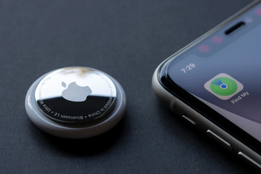 Icône Trouver mon application sur un iPhone à côté d’un AirTag