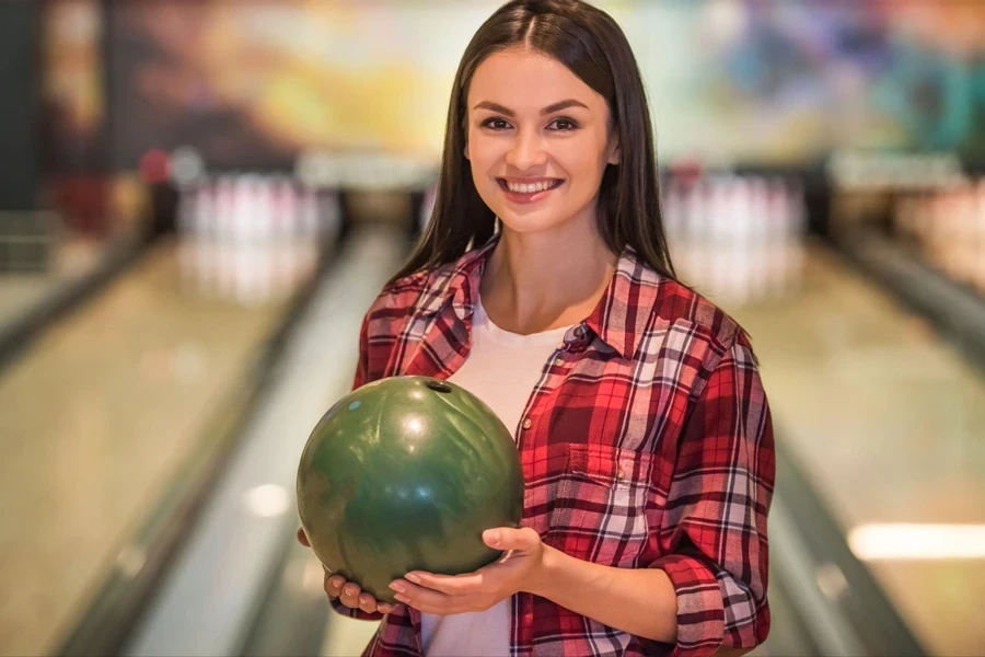 ragazza che gioca a bowling