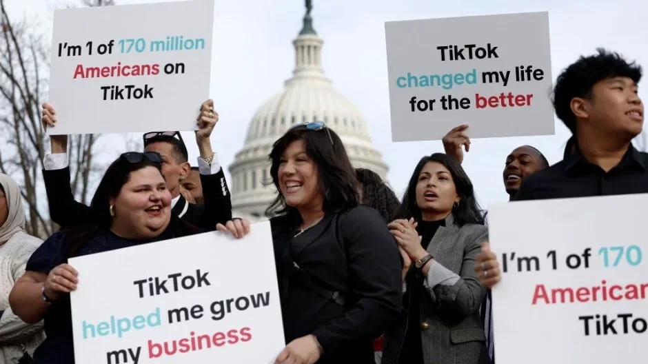 Les participants tiennent des pancartes en soutien à Tiktok devant le bâtiment du Capitole américain le 13 mars 2024 à Washington, DC. Crédit : Getty Images/Anna Moneymaker