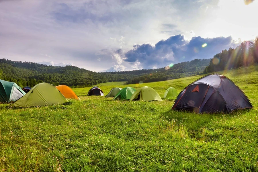 berkemah di luar ruangan dengan sinar matahari