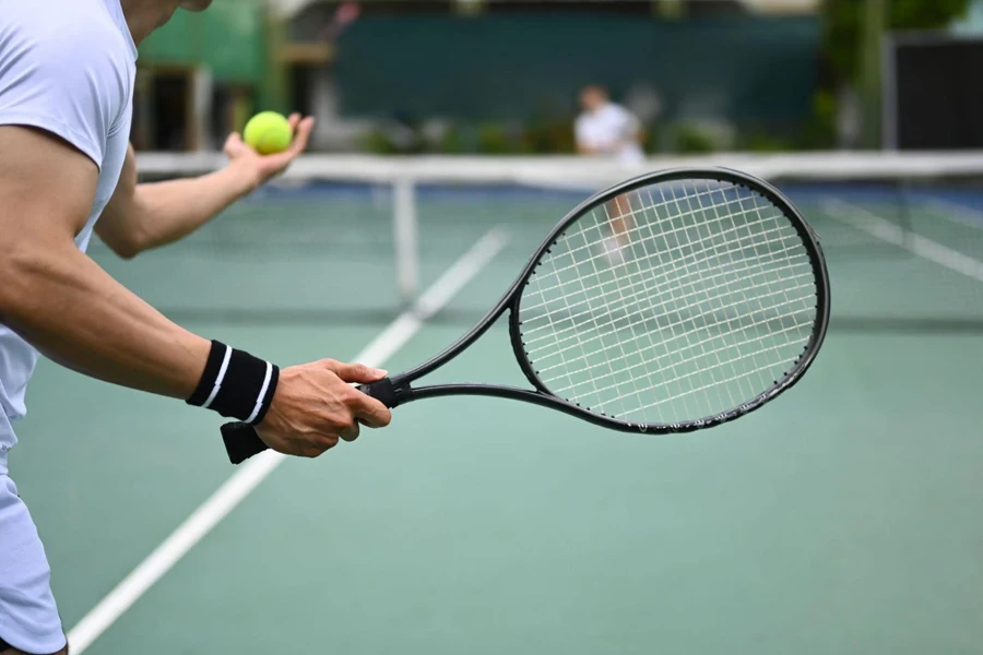 sirviendo pelota de tenis