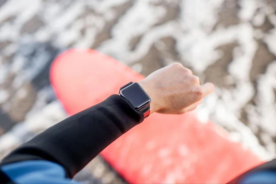 Surfer mit einer Smartwatch