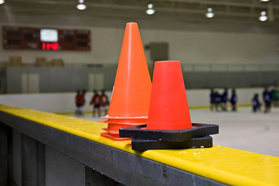 Dois tipos de cones de agilidade utilizados em treinos de hóquei