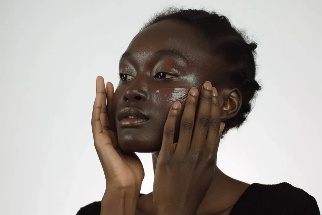 Une femme noire avec une belle peau