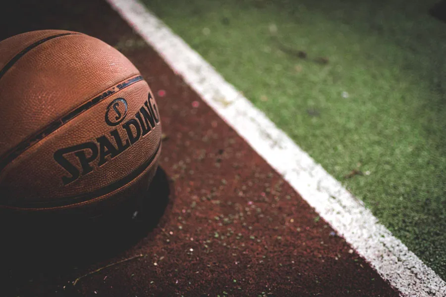 Коричневый кожаный баскетбольный мяч Spalding.