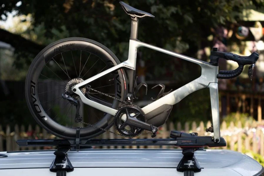 Una bicicletta su un portabiciclette a forma di torre