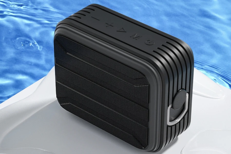 Un altavoz portátil negro resistente al agua con forma cuadrada