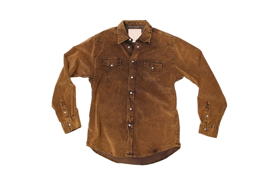 Una camisa de pana marrón sobre una superficie
