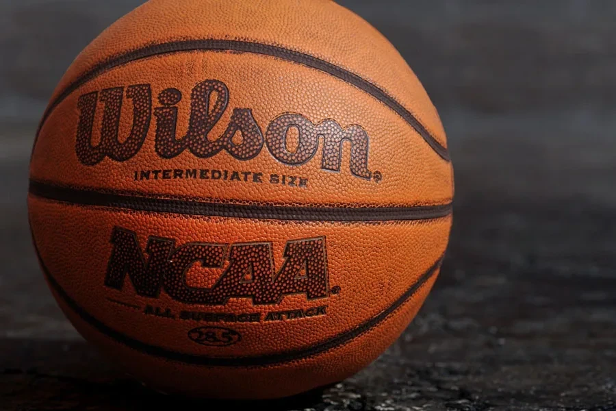 Una pelota de baloncesto Wilson sintética marrón.