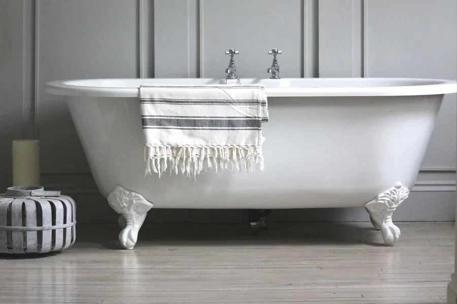 Une baignoire sur pattes dans une salle de bain