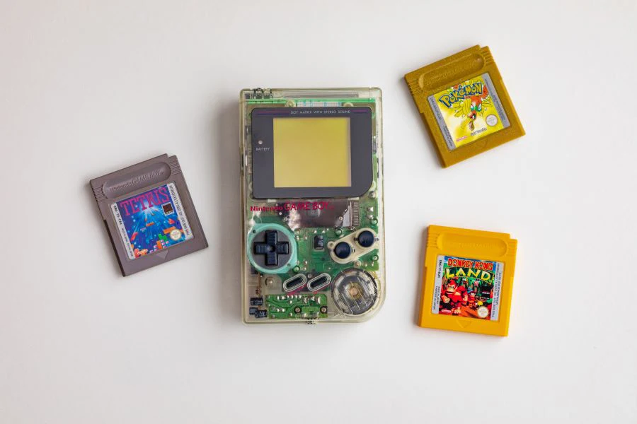 Um Nintendo Game Boy transparente e verde