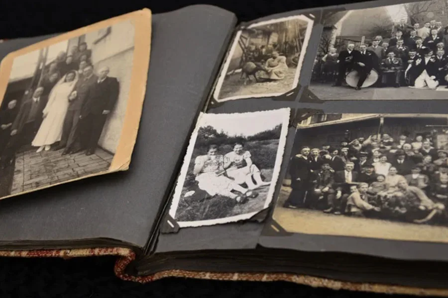 Сухой фотоальбом со старинными фотографиями.