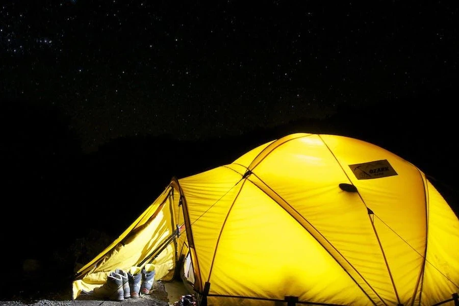 Una tienda geodésica bajo un cielo estrellado