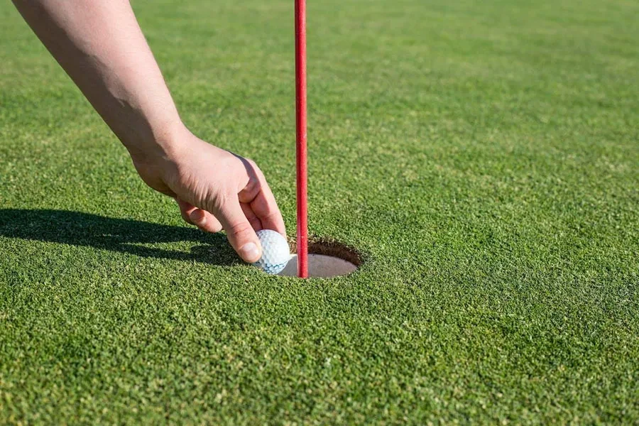 Una pelota de golf de alto efecto en juego.