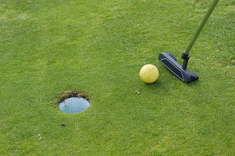 Uma bola de golfe de baixa compressão em jogo