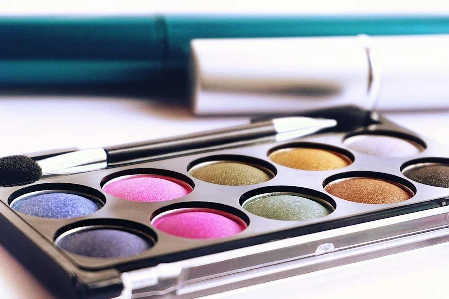 Una palette di trucco con diverse tonalità