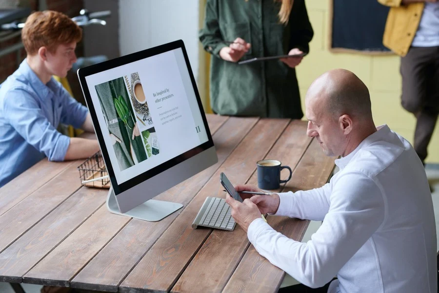 Um homem usando smartphone no local de trabalho