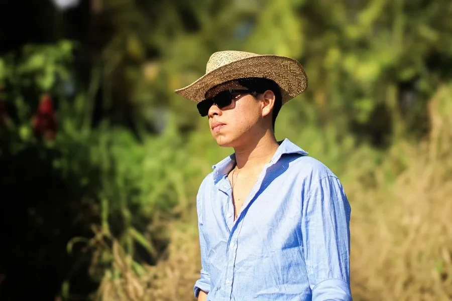 Un homme portant une chemise bleue et un chapeau de cowboy