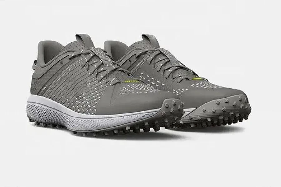 Une paire de chaussures de baseball en gazon gris