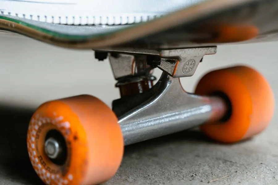 Ein Paar orangefarbener Räder auf einem Skateboard