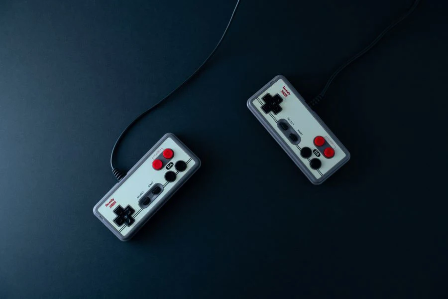 Um par de controladores de console de jogos retrô