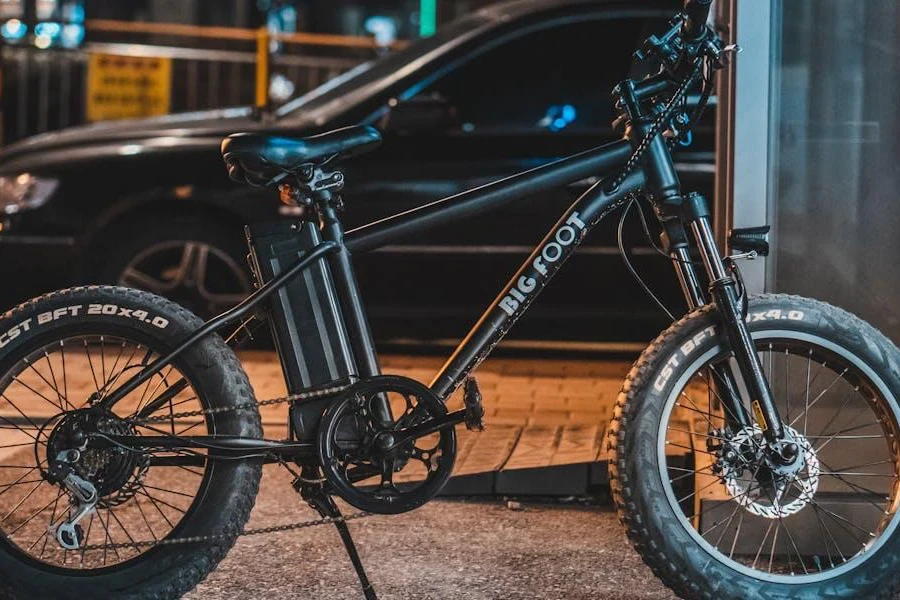 Uma bicicleta urbana elétrica estacionada