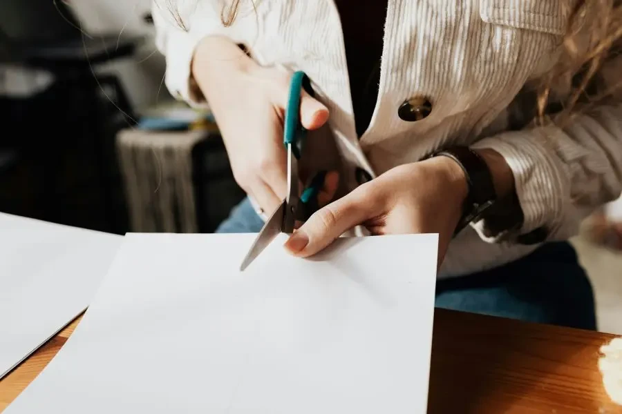 Une personne portant une chemise en velours côtelé avec du denim