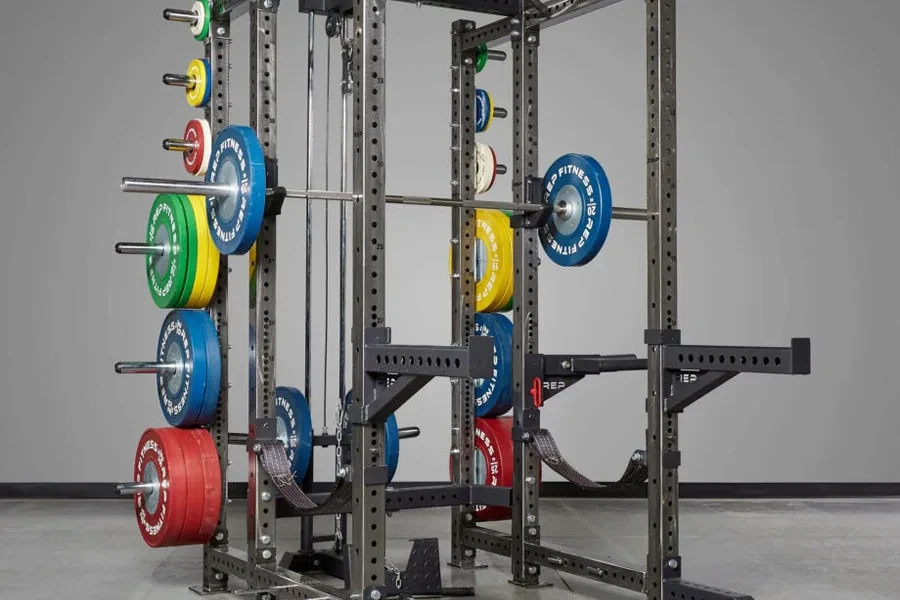 Um power rack com vários pesos em uma academia doméstica