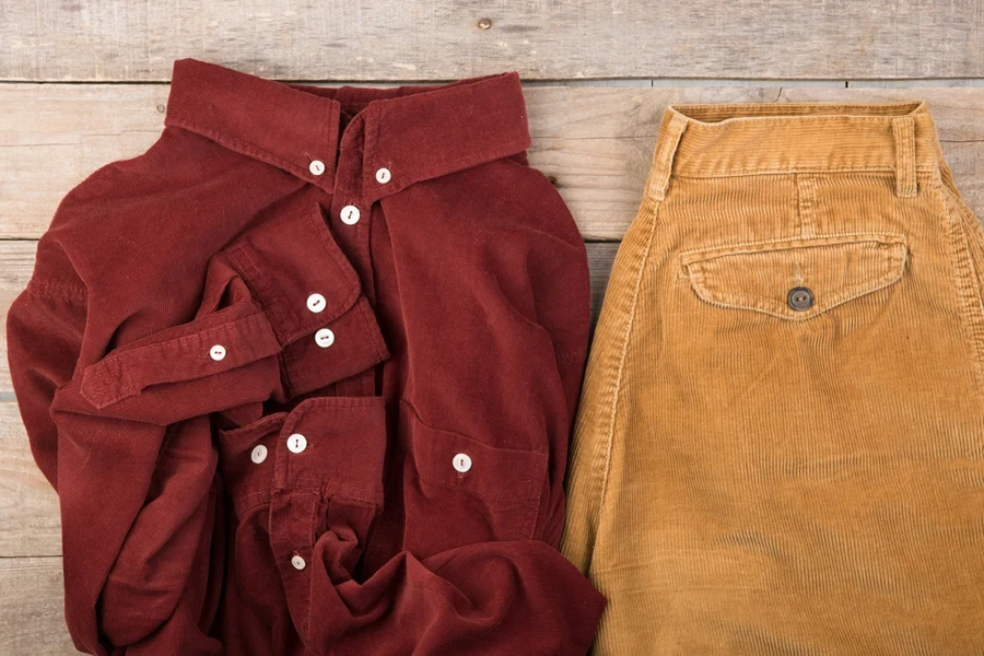 Une chemise rouge avec une jupe en velours côtelé marron