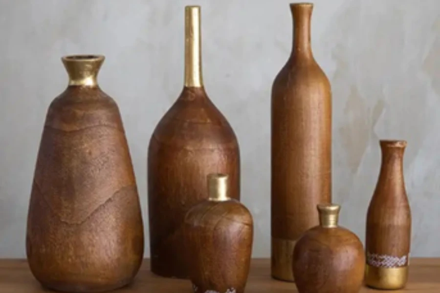 Um conjunto de 6 recipientes de madeira em diferentes formas e estilos