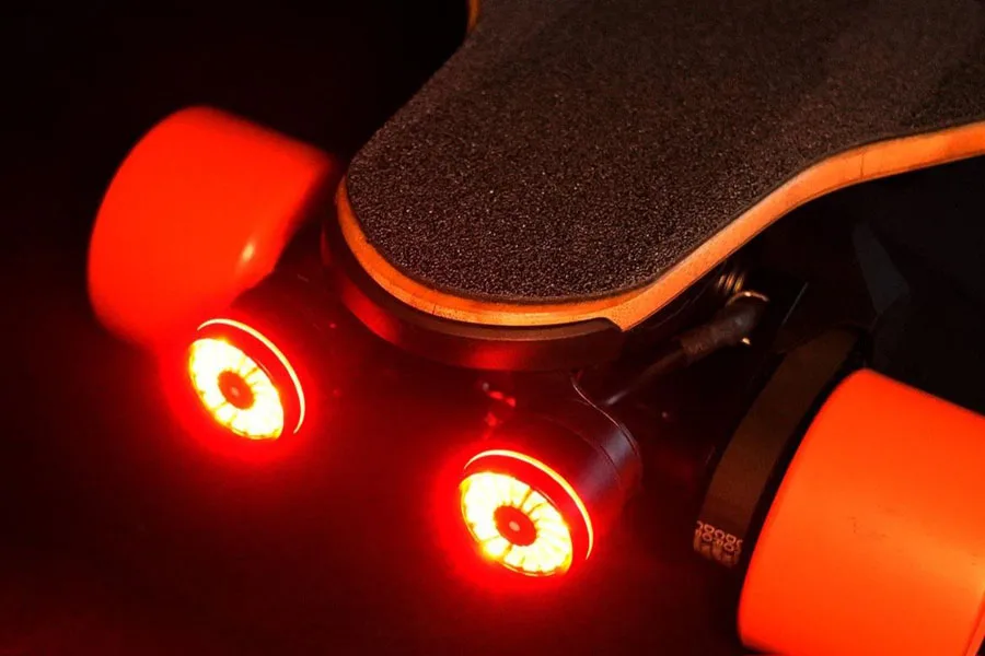 Um skate com luz traseira vermelha