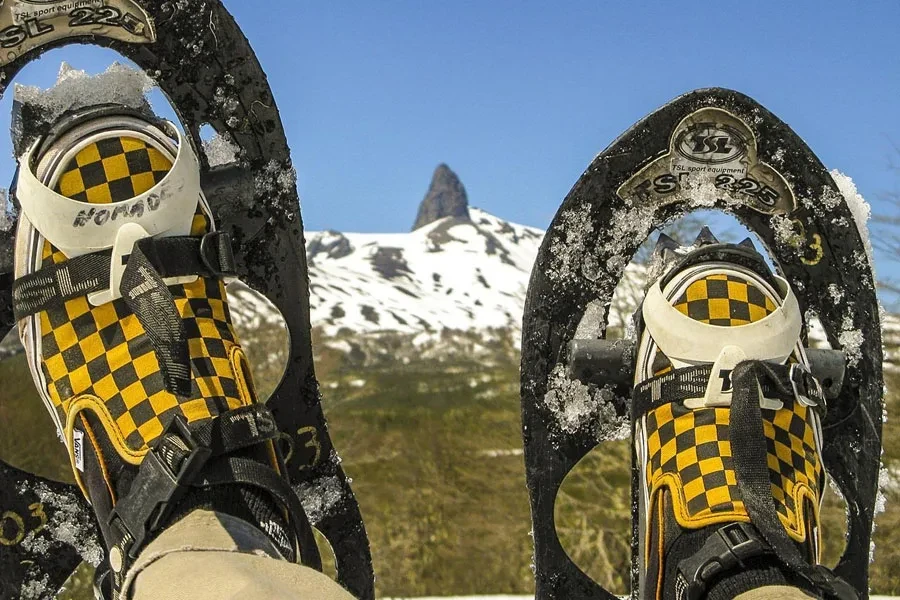 Un raqueta de nieve con raquetas de nieve recreativas.