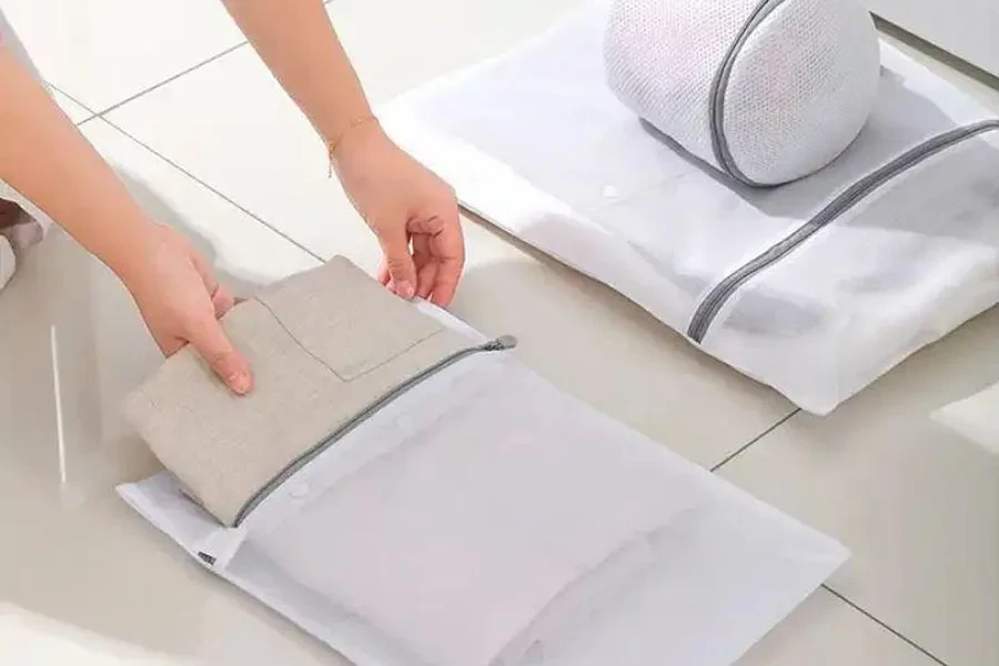 Un sac à linge en maille blanche