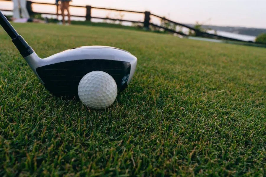 Una pelota de golf blanca de dos piezas en uso.