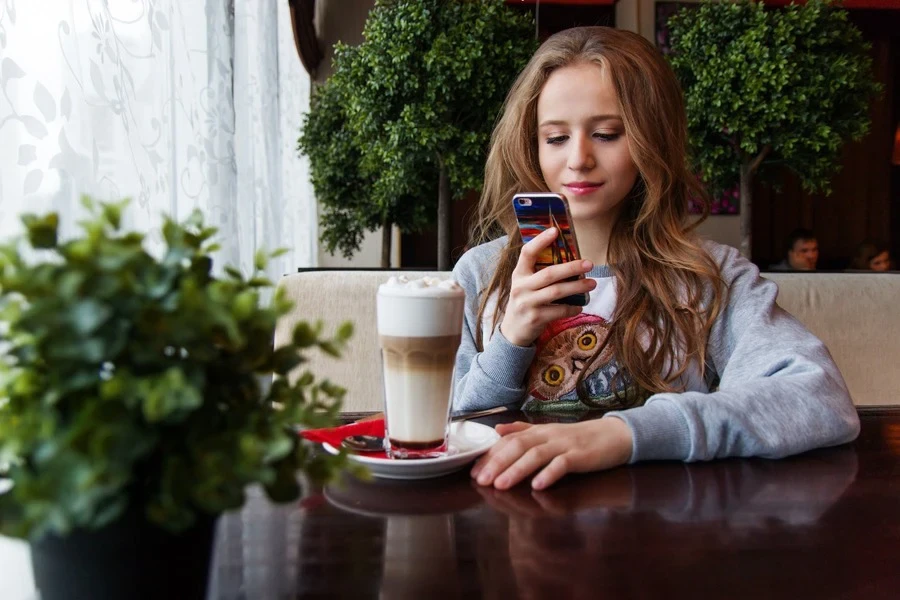 Une femme photographiant avec son smartphone