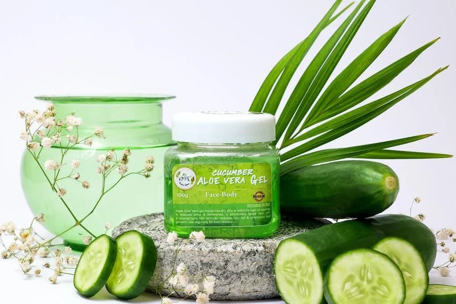 Gel de aloe vera sobre una roca rodeada de productos orgánicos