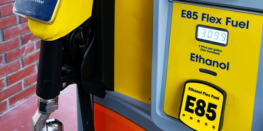 Una pompa di benzina E85 (combustibile flessibile)